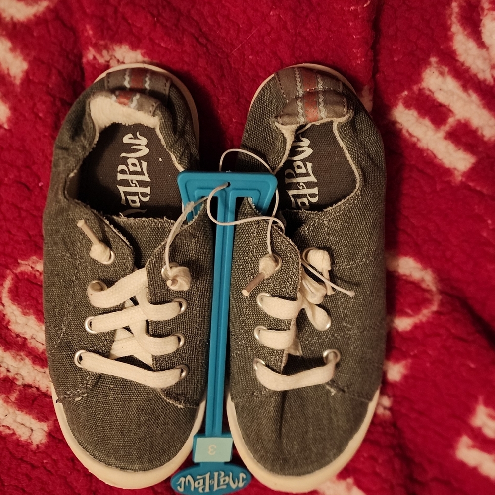 Mad poll sneakers